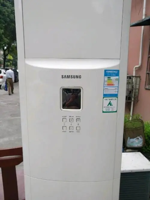 在翅片上喷空调泡沫清洁剂