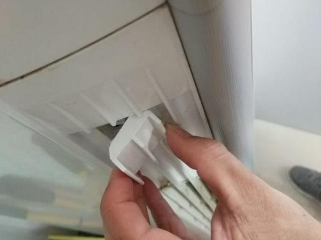 我们需要先从侧面(侧面有栅栏)找到一个盖子