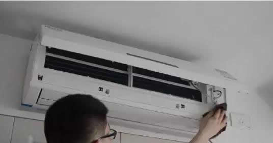 用抹布擦拭空调冷凝管上的扇片