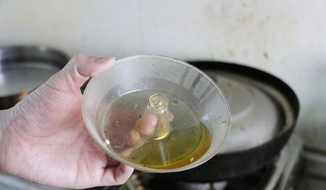 倒掉积油进行浸泡清洗