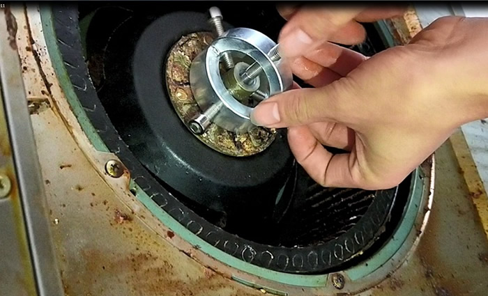 使用拉码器将风轮取出来