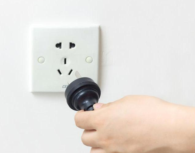 拔掉电器的电源之后再开始清洗作业