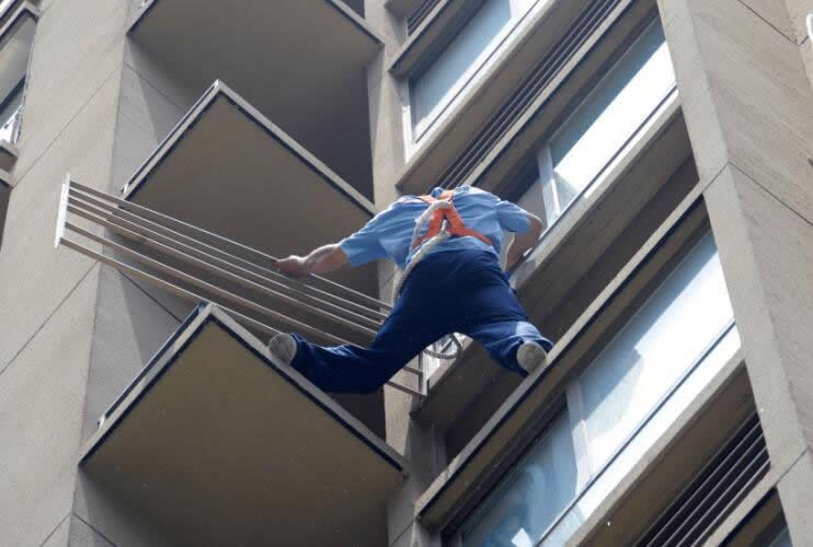 家电清洗个人安全注意事项：避免高空作业。